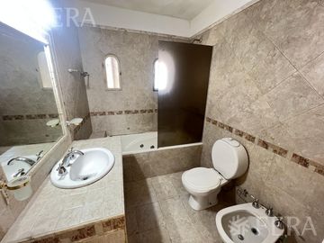Venta PH 5 ambientes con cochera y patio en Wilde