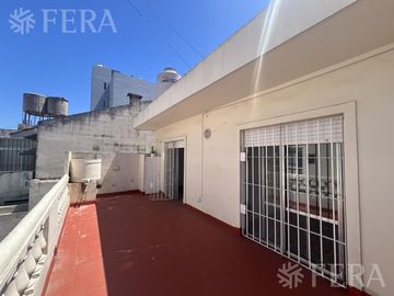 Venta PH 5 ambientes con cochera y patio en Wilde