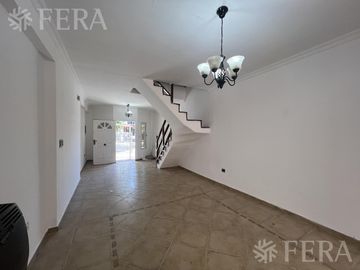 Venta PH 5 ambientes con cochera y patio en Wilde