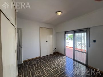 Venta PH 5 ambientes con cochera y patio en Wilde