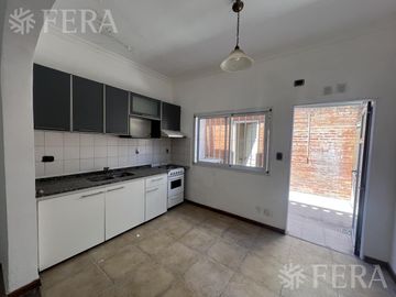 Venta PH 5 ambientes con cochera y patio en Wilde