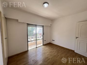Venta PH 5 ambientes con cochera y patio en Wilde