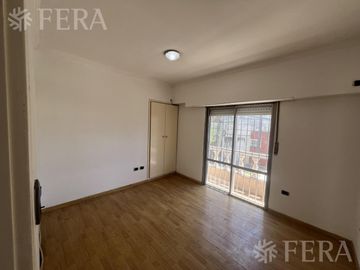 Venta PH 5 ambientes con cochera y patio en Wilde