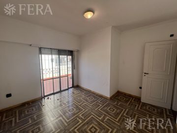 Venta PH 5 ambientes con cochera y patio en Wilde