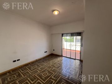 Venta PH 5 ambientes con cochera y patio en Wilde
