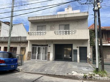 Venta PH 5 ambientes con cochera y patio en Wilde