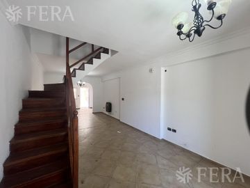 Venta PH 5 ambientes con cochera y patio en Wilde