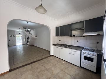 Venta PH 5 ambientes con cochera y patio en Wilde