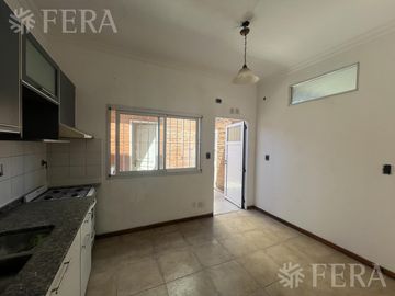 Venta PH 5 ambientes con cochera y patio en Wilde