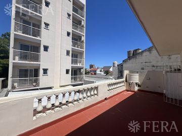 Venta PH 5 ambientes con cochera y patio en Wilde