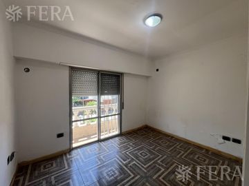 Venta PH 5 ambientes con cochera y patio en Wilde