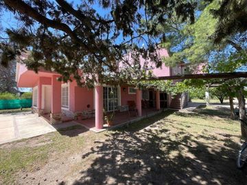 Bodega en venta - 9 Dormitorios 4 Baños - Cocheras - 85.039Mts2 - San Rafael, Mendoza