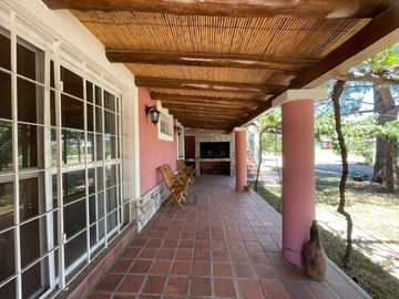 Bodega en venta - 9 Dormitorios 4 Baños - Cocheras - 85.039Mts2 - San Rafael, Mendoza