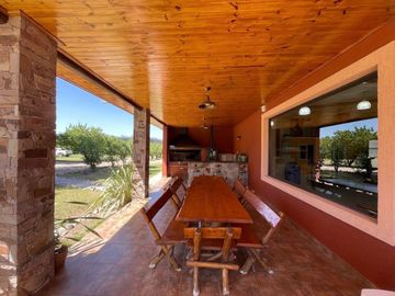 Bodega en venta - 9 Dormitorios 4 Baños - Cocheras - 85.039Mts2 - San Rafael, Mendoza