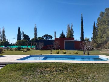 Bodega en venta - 9 Dormitorios 4 Baños - Cocheras - 85.039Mts2 - San Rafael, Mendoza