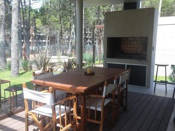 Casa  alquiler  Pinamar Norte barrio Berlin Woods 2 dormitorios 2 baños parque jacuzzi exterior