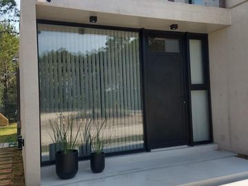 Casa  alquiler  Pinamar Norte barrio Berlin Woods 2 dormitorios 2 baños parque jacuzzi exterior
