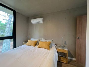 Casa  alquiler  Pinamar Norte barrio Berlin Woods 2 dormitorios 2 baños parque jacuzzi exterior