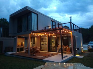 Casa  alquiler  Pinamar Norte barrio Berlin Woods 2 dormitorios 2 baños parque jacuzzi exterior