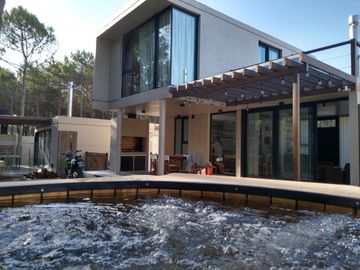 Casa  alquiler  Pinamar Norte barrio Berlin Woods 2 dormitorios 2 baños parque jacuzzi exterior