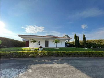 SE VENDE CASA CAMPESTRE  PUEBLO TAPAO QUINDIO