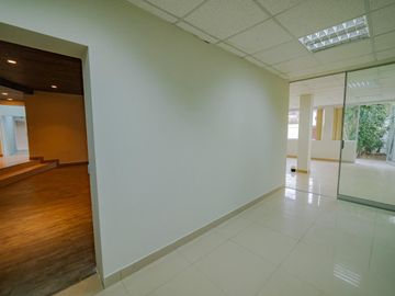 Local Comercial - Edificio de Oficinas en el corazón de San Isidro