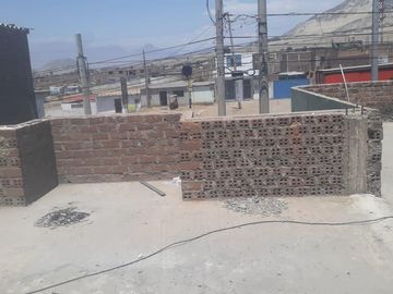 Casa de 3 pisos frente a la Panamericana Norte - La Libertad