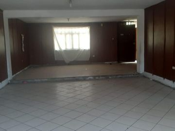Casa de 3 pisos frente a la Panamericana Norte - La Libertad