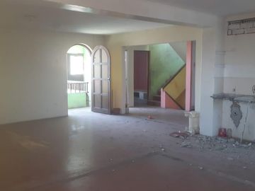 Casa de 3 pisos frente a la Panamericana Norte - La Libertad