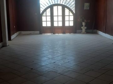 Casa de 3 pisos frente a la Panamericana Norte - La Libertad