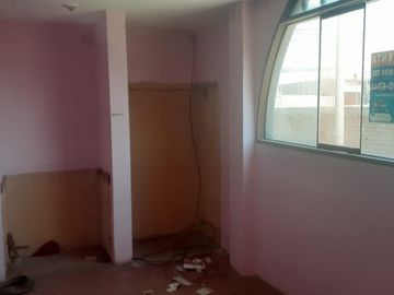 Casa de 3 pisos frente a la Panamericana Norte - La Libertad