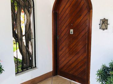 Hermosa casa tipo hacienda con rústicos y finos acabados. A media cuadra de parque privado!