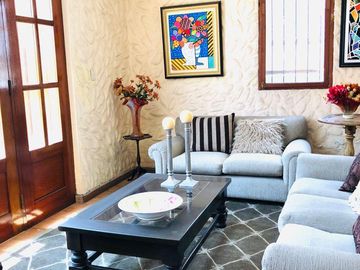 Hermosa casa tipo hacienda con rústicos y finos acabados. A media cuadra de parque privado!