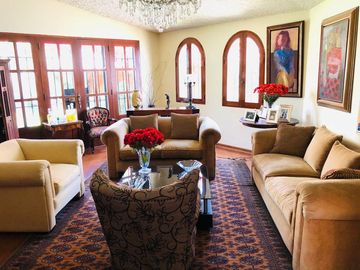 Hermosa casa tipo hacienda con rústicos y finos acabados. A media cuadra de parque privado!