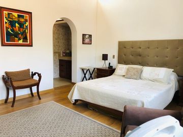 Hermosa casa tipo hacienda con rústicos y finos acabados. A media cuadra de parque privado!