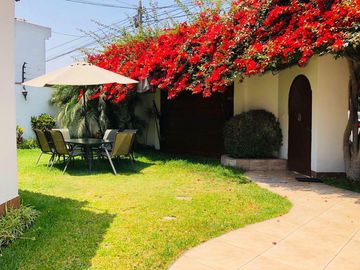 Hermosa casa tipo hacienda con rústicos y finos acabados. A media cuadra de parque privado!