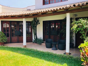 Hermosa casa tipo hacienda con rústicos y finos acabados. A media cuadra de parque privado!