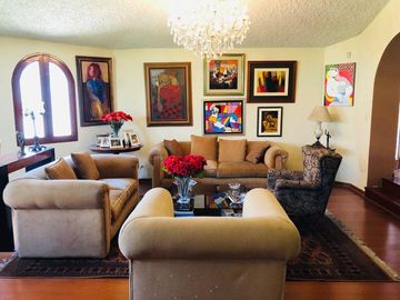 Hermosa casa tipo hacienda con rústicos y finos acabados. A media cuadra de parque privado!