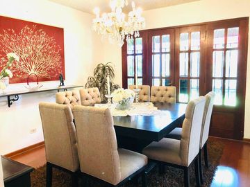 Hermosa casa tipo hacienda con rústicos y finos acabados. A media cuadra de parque privado!