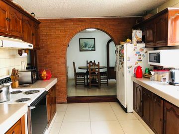 Hermosa casa tipo hacienda con rústicos y finos acabados. A media cuadra de parque privado!