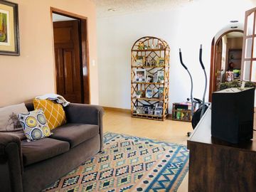 Hermosa casa tipo hacienda con rústicos y finos acabados. A media cuadra de parque privado!