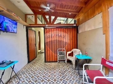HERMOSA Y AMPLIA CASA DE DOS PISOS