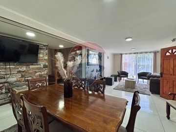 HERMOSA Y AMPLIA CASA DE DOS PISOS