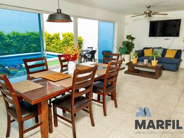 Casa Residencial Céntrica con Alberca en VENTA en Lomas Vista Hermosa Colima