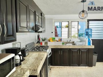 Casa Residencial Céntrica con Alberca en VENTA en Lomas Vista Hermosa Colima