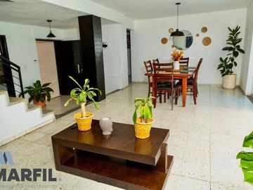Casa Residencial Céntrica con Alberca en VENTA en Lomas Vista Hermosa Colima