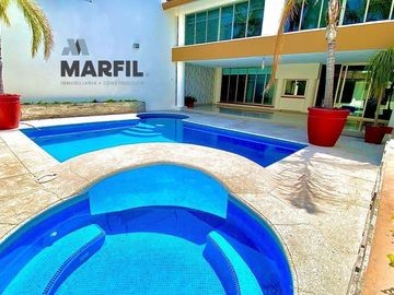 Casa en Venta con Alberca en Lomas Vista Hermosa Colima cerca Av Felipe Sevilla