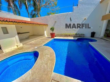 Casa en Venta con Alberca en Lomas Vista Hermosa Colima cerca Av Felipe Sevilla