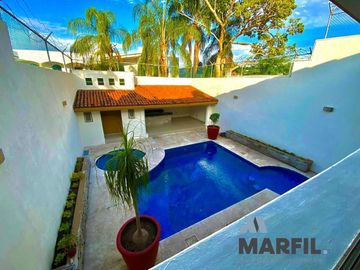 Casa en Venta con Alberca en Lomas Vista Hermosa Colima cerca Av Felipe Sevilla