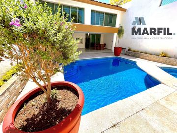 Casa en Venta con Alberca en Lomas Vista Hermosa Colima cerca Av Felipe Sevilla